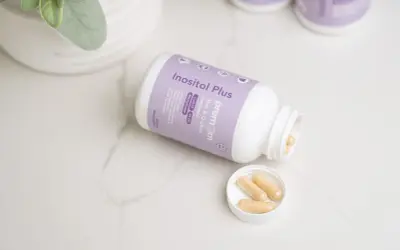 Inositol Plus - suplementy na poprawę komórek jajowych. Kilka kapsułek na wieczku i w butelce.