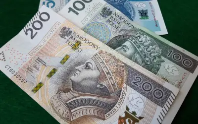 Polskie banknoty 200, 100 i 50 zł. Taka darowizna od rodziców może wymagać zapłaty podatku.