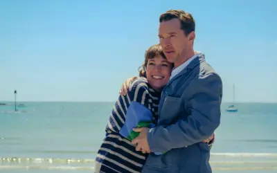 Para z filmu, która w życiu prywatnym nienawidzi się, przytula się na plaży.