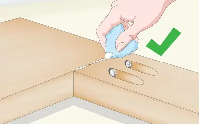 Nettoyer l'excès de colle sur l'abouter bois avec un chiffon. Le joint est solide.