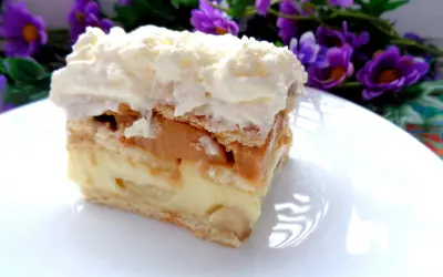 Szybkie ciasto z bananami i budyniem, przełożone kremem i bitą śmietaną. Idealne na deser.