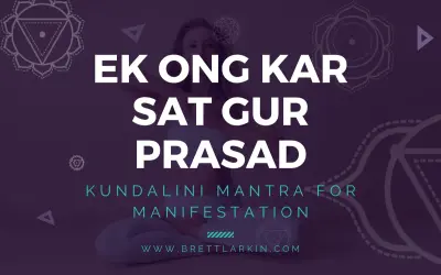 Frau in Meditationspose, umgeben von Chakren-Symbolen. Text: "Ek Ong Kar Sat Gur Prasad Bedeutung" - ein Kundalini-Mantra für Manifestation.