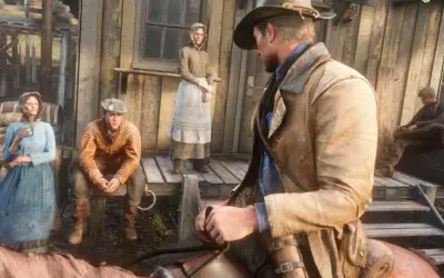 Postać z RDR2 na koniu, w tle ludzie w strojach z epoki. Czas gry w dzikim zachodzie.