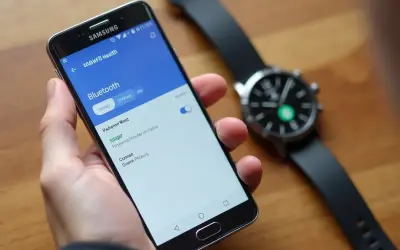 Sprawdzam, czy smartwatch Huawei działa z Samsungiem. Na ekranie telefonu widać listę urządzeń Bluetooth, w tym zegarek.