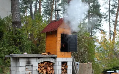 Dymiąca wędzarnia ogrodowa, idealna do wędzenia kiełbas. Oto jak zbudować wędzarnię ogrodową krok po kroku.