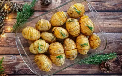Pommes de terre Hasselback dorées et croustillantes, garnies de romarin frais. Une idée recette pomme de terre simple et savoureuse pour un repas réconfortant.