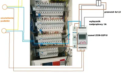 Schemat oświetlenia podbitki z wyłącznikiem hol, przewodem 4x1,5, wyłącznikiem nadprądowym 1A i zamkiem ZCM-32P/U.