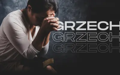 Kobieta z złożonymi dłońmi nad Biblią, pogrążona w modlitwie, symbolizująca ciężkie grzechy i pokutę.