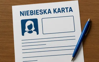 Niebieska karta przesłuchanie. Dokument z miejscem na zdjęcie i pola do wypełnienia, obok niebieski długopis.