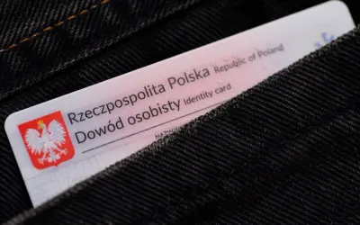 Dowód osobisty wsuwany do kieszeni dżinsów. Warto wiedzieć, jak zastrzec PESEL w razie zgubienia dokumentu.