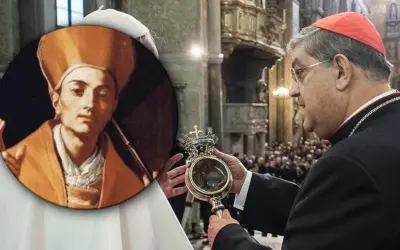Kardynał prezentuje relikwiarz z krwią św. Januariacelebrując uroczystość. W tle obraz świętego.