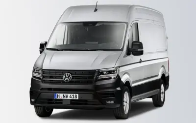 Srebrny Volkswagen Crafter, gotowy do pracy. Ten wszechstronny van to idealny partner dla każdego przedsiębiorcy.