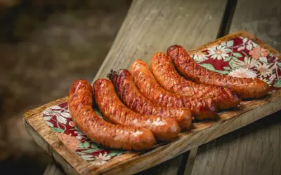 Jak pokroić kiełbasę na grilla, aby uniknąć pękania i poprawić smak