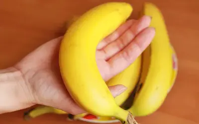 Ile kalorii ma banan? Czy tuczy? Wartości, IG i dieta
