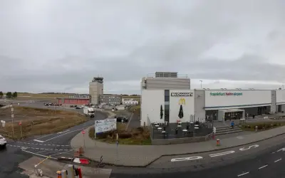 Lotnisko Frankfurt Hahn Airport z McDonald's i wieżą kontroli lotów.