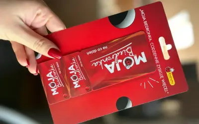 Dłoń trzyma kartę Moja Biedronka. Rejestracja karty krok po kroku jest prosta, by codziennie zyskiwać więcej.