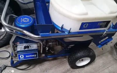 Profesjonalny agregat tynkarski Graco T-Max 506 z systemem SmartControl, gotowy do pracy.