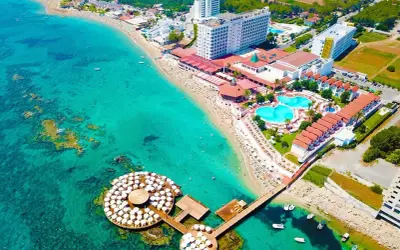 Widok z lotu ptaka na hotel z basenami i plażą. Warto sprawdzić salamis bay conti opinie przed rezerwacją.