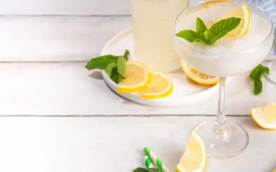 Mrożony drink z cytrynami i miętą, idealny na upalne dni. Zastanawiasz się, ile procent ma limoncello? Ten orzeźwiający napój z pewnością Cię zachwyci!