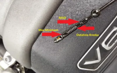 Olej na bagnecie Seat Altea jest między kreskami "Max Minimum" a "Ostatnia Kreska", co oznacza prawidłowy poziom.