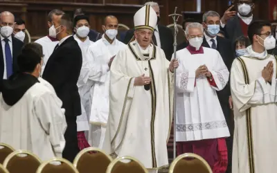 Papież Franciszek w białej szacie z krzyżem, otoczony przez duchownych w strojach liturgicznych. Obraz upamiętnia imieniny Franciszka.