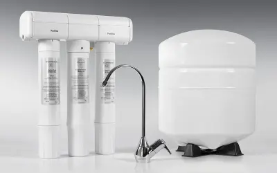 System odwróconej osmozy z filtrami, kranikiem i zbiornikiem.