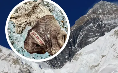 Ein vergilbter Handschuh mit der Aufschrift "A. Irvine" liegt auf Eis vor dem steilsten Berg der Welt, dem Mount Everest.