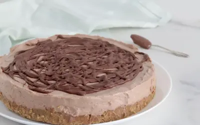 Deliziosa cheesecake alla Nutella con copertura a spirale di cioccolato, pronta per essere gustata.