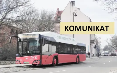 Autobus elektryczny linii K1 Krotoszyn-Ostrów Wlkp. na ulicy. Komunikat na żółtym tle.