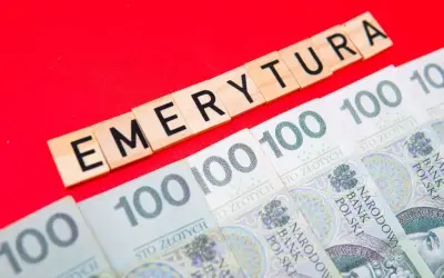 Litery układają się w słowo "EMERYTURA" nad rzędem banknotów 100 zł. Czekamy, kiedy wyrównają emerytury czerwcowe.