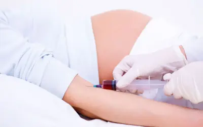 Pobieranie krwi u ciężarnej do badań, które mogą wykazać wysoki cholesterol w ciąży.