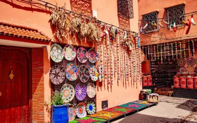 Kolorowy bazar w Maroku, pełen rękodzieła. Czy Maroko jest bezpieczne? Tak, to miejsce pełne życia i sztuki.