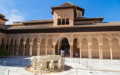 Dziedziniec Lwów w Alhambrze, gdzie można kupić alhambra bilety. Fontanna z lwami i piękne arkady.