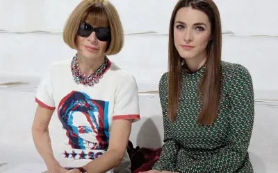 Anna Wintour y Bee Shaffer, sentadas juntas en un evento de moda.