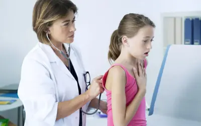 Ärztin untersucht Mädchen mit Stethoskop. Bei Verdacht auf Asthma ist ein Lungenfacharzt der richtige Ansprechpartner.