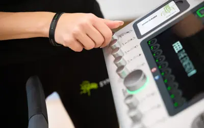 Trening EMS czy warto? Odkryj prawdę o jego skuteczności i ryzyku
