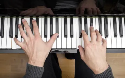 Ja i pianino. Dłonie na klawiszach, gotowe do stworzenia melodii.
