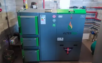 Nowoczesny piec na pellet ALTERECO z zielonymi elementami, idealny do ekonomicznego ustawienia ogrzewania.