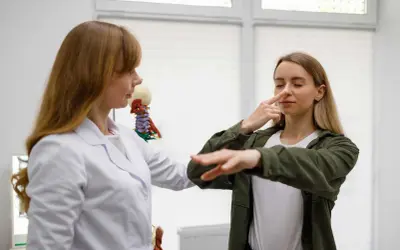 Medico osserva paziente eseguire il test di Romberg, toccandosi il naso con gli occhi chiusi.