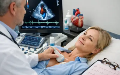 Lekarz wykonuje badanie echokardiograficzne. Na ekranie widać obraz serca, a pacjentka spokojnie leży. Badanie to pomaga ocenić, ile trwa echo serca.