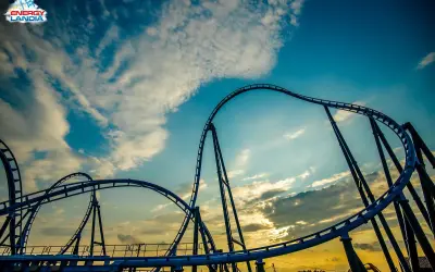 Tor roller coaster Energylandia, wznoszący się ku niebu, zapowiada jazdę pełną emocji, jakby zapadał w **abyssus przeciążenia**.