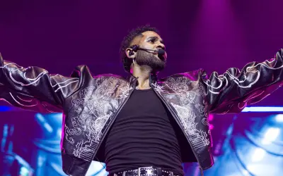 Jason Derulo rockt die Bühne in Deutschland in einer auffälligen Lederjacke mit weißen Stickereien.