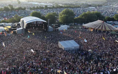 Tłum ludzi na festiwalu, scena "The Park" i namioty. To musi być największy koncert na świecie!