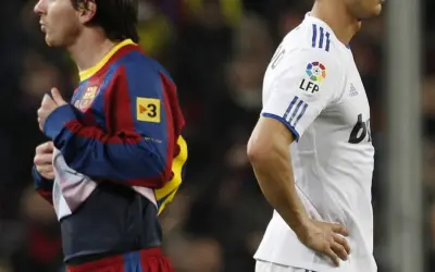 Dwóch najbardziej znanych piłkarzy na świecie, Messi w barwach Barcelony i Ronaldo w Realu Madryt, stoją obok siebie.
