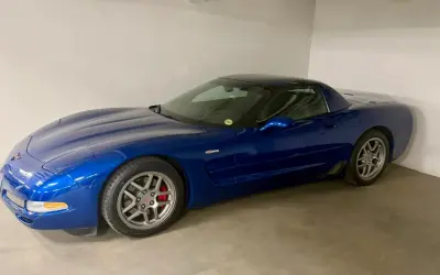 Blå Corvette C5 till salu, en ikonisk sportbil med tidlös design.