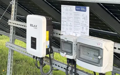 Falownik nie startuje. Widoczny biały falownik Solax Power, skrzynka przyłączeniowa Keno i RST PV, instrukcja obsługi paneli fotowoltaicznych.