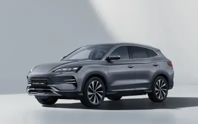 Szary BYD Seal U DM-i, SUV z nowoczesnym designem. Sprawdź jego atrakcyjną cenę i cechy.