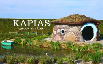 Ogrody Kapias jak z bajki, z domkiem hobbitów i łódką. Najlepiej zwiedzać je wiosną lub latem, gdy wszystko kwitnie.