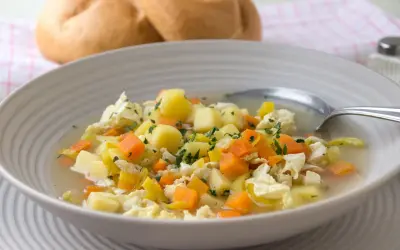 Herzhafte Gemüsesuppe mit Chinakohl, Kartoffeln und Karotten. Ein leckeres Gericht, das sich gut für Chinakohl Rezepte eignet.