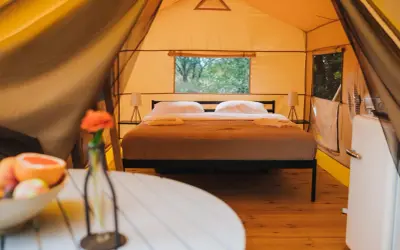Wygodne łóżko w namiocie, czyli glamping co to? Luksusowy nocleg na łonie natury.